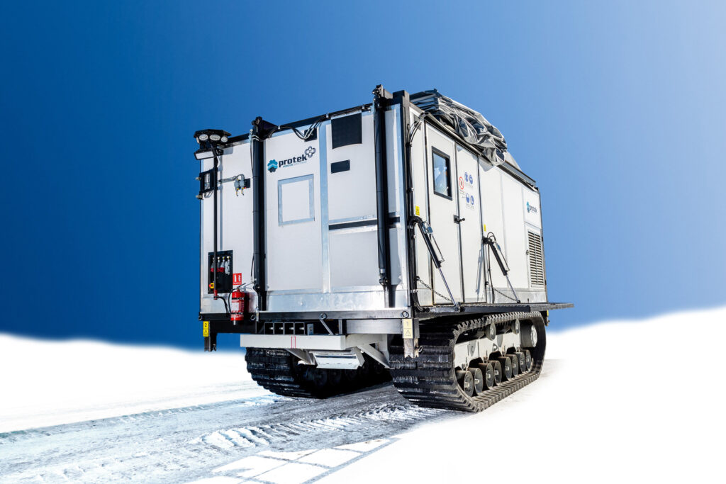 En bandgående rigg i fjällmiljö.