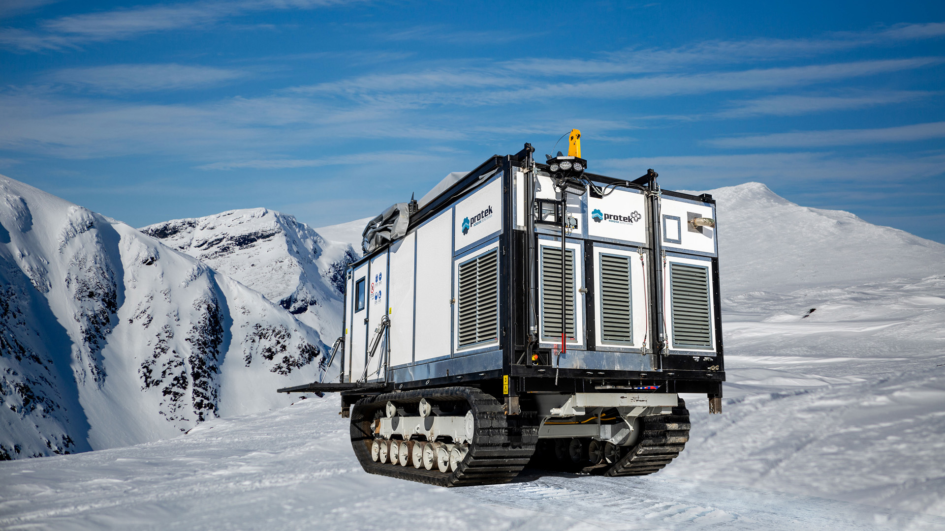 En bandgående rigg från vänster i fjällmiljö.