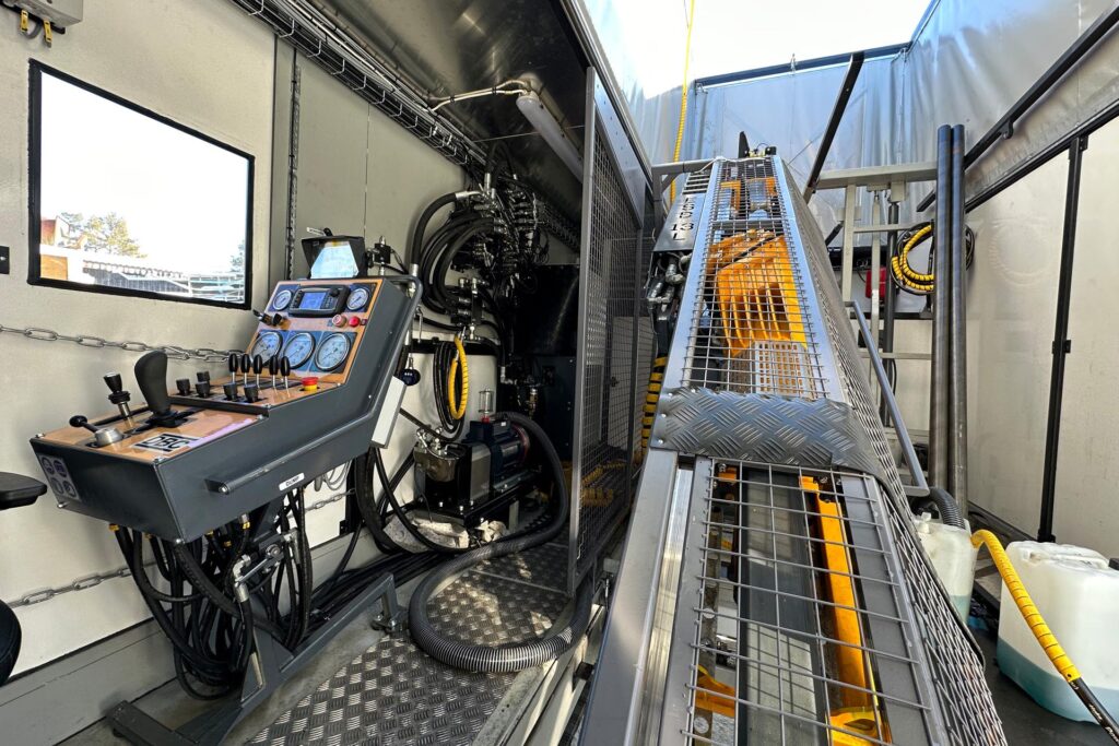 Interiörbild i en rigg där en manöverpanel syns.