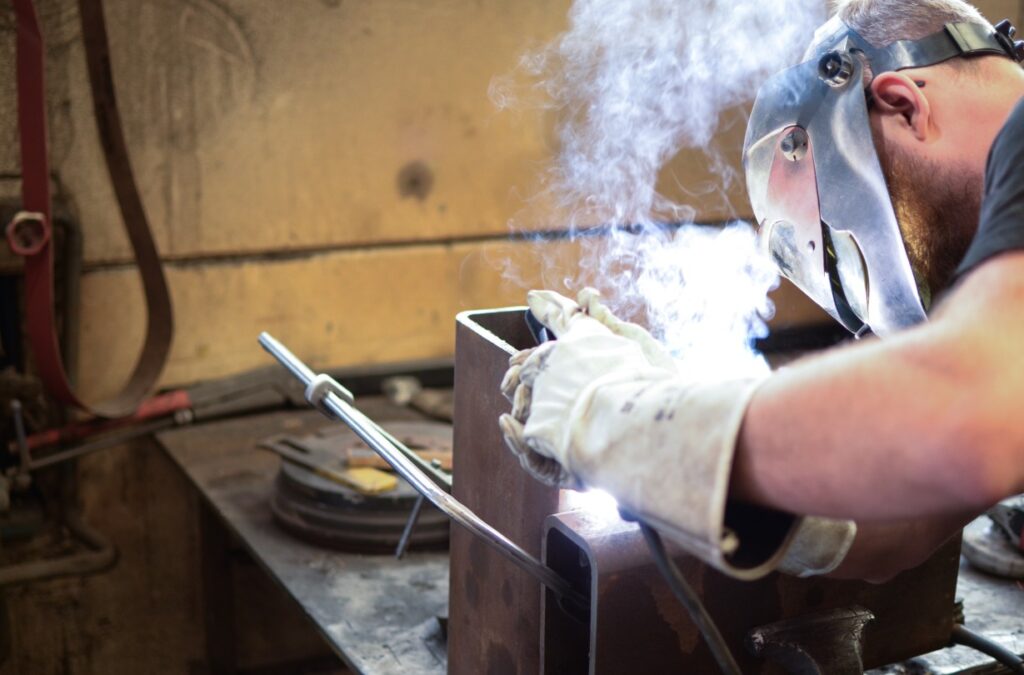 Svetsarbete pågår.